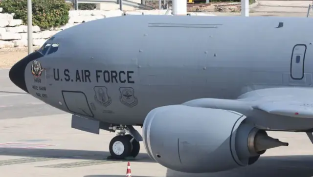 Ifoto yo mu bubiko ya KC-135 Stratotanker inywesha igitoro izindi ndege ziri mu kirere, aha ikaba yabonetse iri muri Israel mu kwa kabiri 