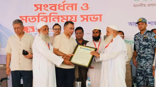 প্রধানমন্ত্রীর হাতে মানপত্র তুলে দেন হেফাজতে ইসলামের নেতারা