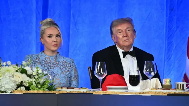Rzeczniczka prasowa Białego Domu Karoline Leavitt i prezydent USA Donald Trump oglądają występ Oza Pearlmana podczas kolacji Stowarzyszenia Korespondentów przy Białym Domu (WHCA) w hotelu Waldorf Astoria w Waszyngtonie, 24 lipca 2026 roku.