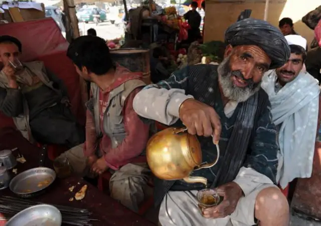 افغانستان کې ځینې کسان چای څښي