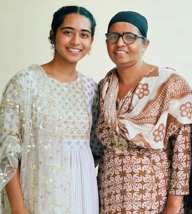 ਚਰਨਪ੍ਰੀਤ ਆਪਣੀ ਮਾਂ ਨਾਲ