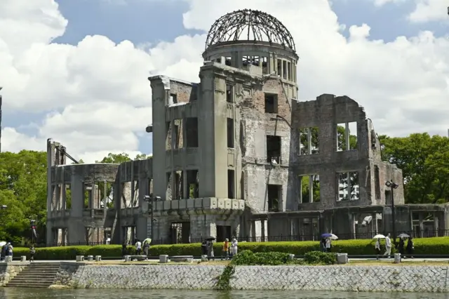 Restos del emblemático edificio del Domo de Hiroshima en el parque memorial a las víctimas del bombardeo atómico.