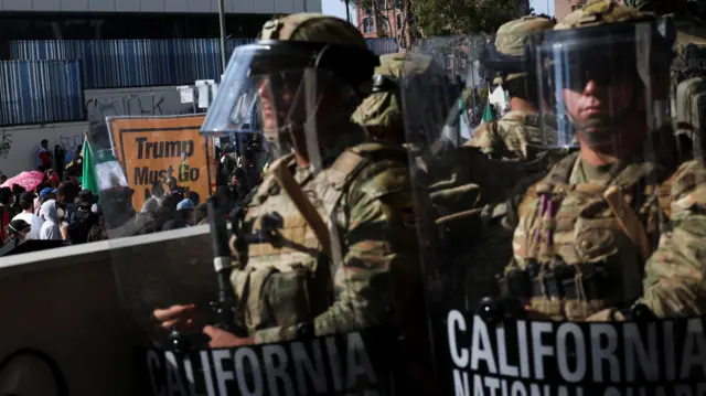 Miembros de la Guardia Nacional de California