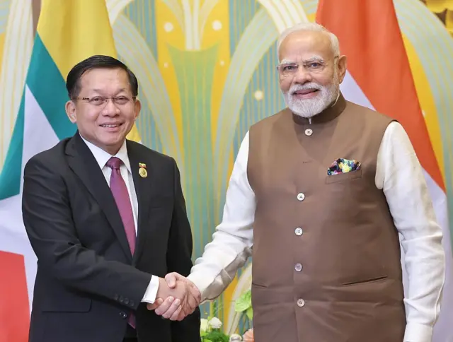 மியான்மர் குடியரசின் சீனியர் ஜெனரல் மின் ஆங் ஹ்லாய்ங் உடன் இந்திய பிரதமர் நரேந்திர மோதி  India's Prime Minister Narendra Modi (R) meets Min Aung Hlaing, Senior General of the Republic of the Union of Myanmar (L)