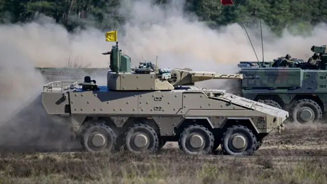 Боевая машина в действии во время учений на военной базе немецких вооруженных сил в Мюнстере, Германия, 30 апреля 2026 года