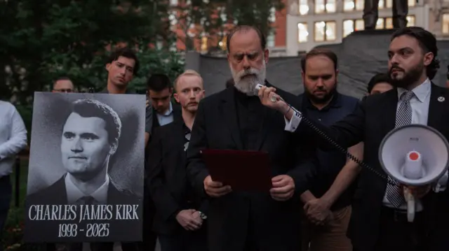 Pessoas fazem memorial para homenagear Charles Kirk em Nova York