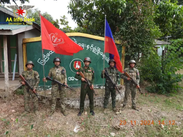 အမ်းမြို့ ပြည်ခိုင်ဖြိုးရုံးရှေ့မှာတွေ့ရတဲ့ အာရက္ခတပ်တော် အေအေတပ်ဖွဲ့ဝင်တွေ
