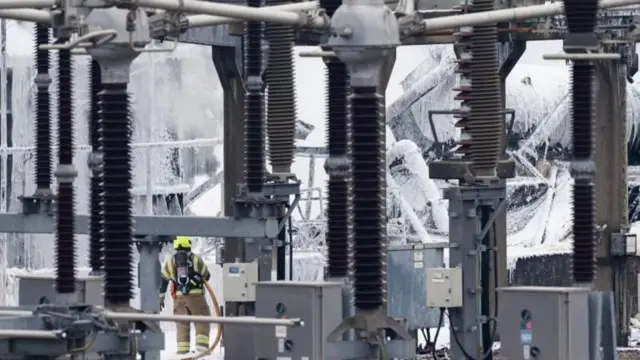 変電所では21日朝、消火作業が続けられた