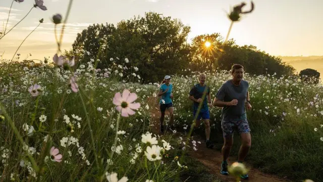 Mata da Maza na motsa jiki cikin furanni a Delta Park a Afrika ta Kudu