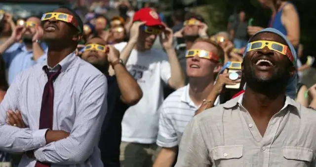 ग्रहण देखते लोग