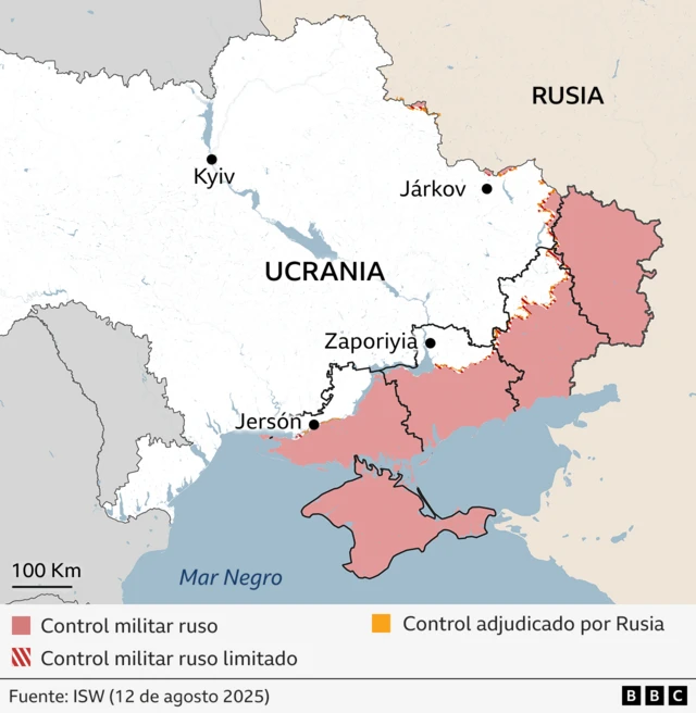 Mapa que muestra la línea del frente en Ucrania al 12 de agosto de 2025. Las zonas bajo control militar ruso están sombreadas en rosa, las zonas de control limitado tienen franjas rojas y las zonas bajo control adjudicado por Rusia están sombreadas en amarillo. Esto demuestra que Rusia ha perdido el control de casi todas las zonas fuera de las cuatro regiones al este del país y Crimea. Las ciudades clave marcadas incluyen Kyiv, Járkov, Zaporiyia y Jersón. Fuente: ISW