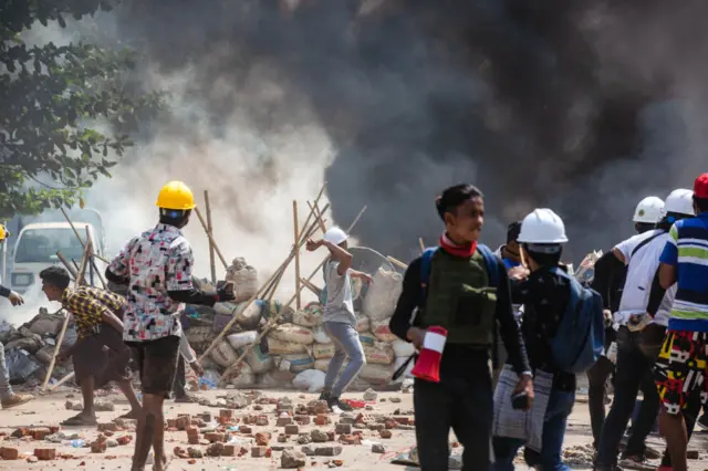 လက်နက်ကိုင်လမ်းကြောင်းကို ဖိနှိပ်မှုက တွန်းပို့ခဲ့တာလို့ တော်လှန်ရေး အင်အားစုတွေကဆို