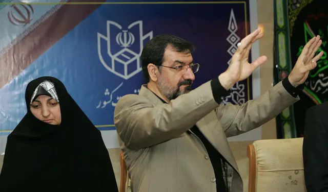 محسن رضایی در کنار همسرش معصومه خدنگ هنگام ثبت نام برای نامزدی انتخابات ریاست جمهوری ۱۳۸۸