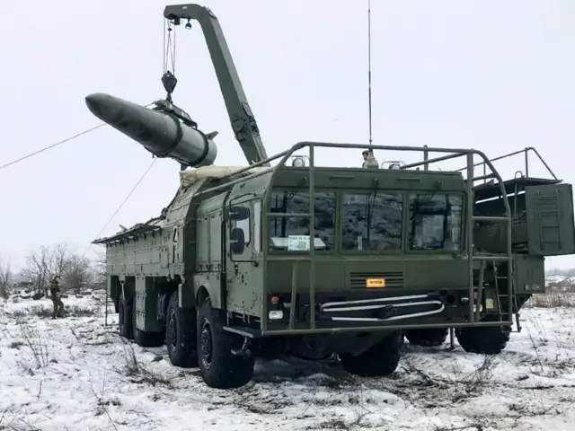 Завантаження ракети на транспортно-заряджаючу машину комплексу "Іскандер-М".