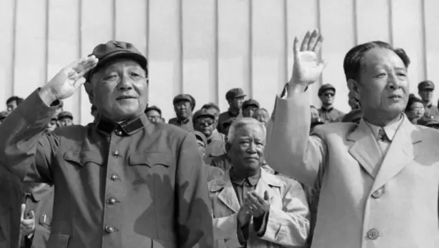 డెంగ్ జియావోపింగ్, యోబాంగ్ (ఎడమ)