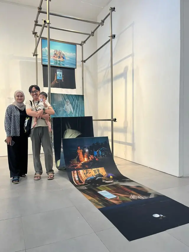 Riska Munawarah, Reza Saifullah, fotografi, the sea of signal, gema sinyal di laut, refuge, rohingya, aceh, fotografer, fotografi dokumenter, jipfest 2025, jakarta international photo festival, taman ismail marzuki