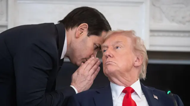 Rubio, Trump'ın kulağına fısıldarken. 