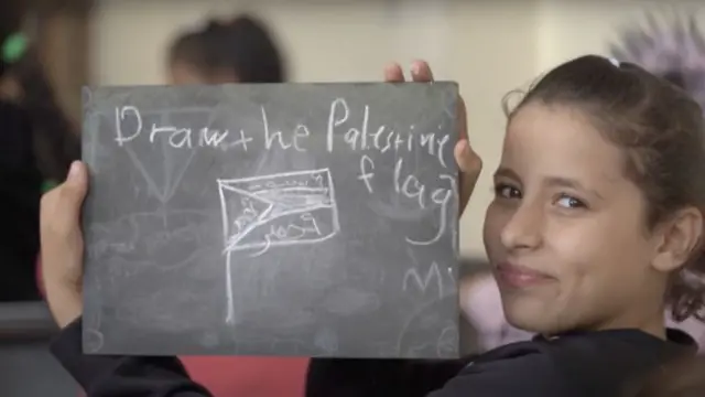 फोटो कॅप्शन: तारिक यांच्या विद्यार्थ्यांना त्यांच्या युद्धपूर्व आयुष्याची ओढ लागलेली आहे.