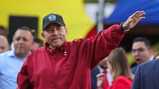 El presidente de Nicaragua, Daniel Ortega, saluda desde el Palacio Federal Legislativo el 10 de enero de 2025 en Caracas, Venezuela. (Foto de Jesus Vargas/Getty Images)