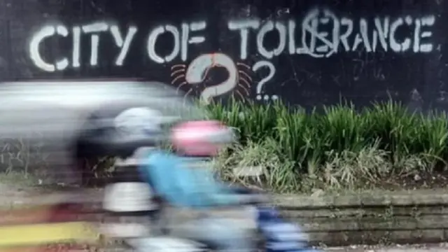 Pengendara motor di Yogyakarta melintas graviti bertuliskan kota toleransi?