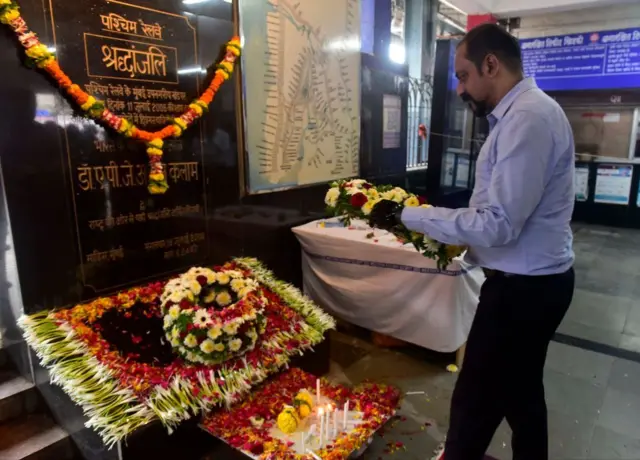 महेंद्र पितळे, 2022 साली 7/11 बॉम्बस्फोटांच्या स्मृतीस्थळी आदरांजली वाहताना.