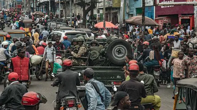 Aworan ṣọja kan ati araalu