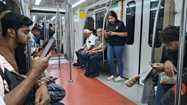 कोलकातामा मेट्रोभित्र इन्टरनेट चलाउँदै मानिसहरू