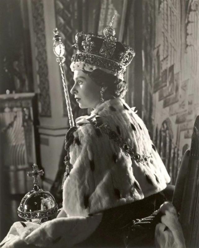 Esta visão alternativa da Rainha Elizabeth II, tirada por Cecil Beaton no dia da sua coroação, é menos conhecida do que o retrato oficial