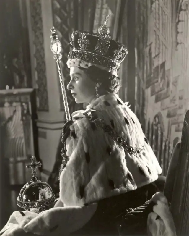 Esta visão alternativa da Rainha Elizabeth II, tirada por Cecil Beaton no dia dacassino pin upcoroação, é menos conhecida do que o retrato oficial