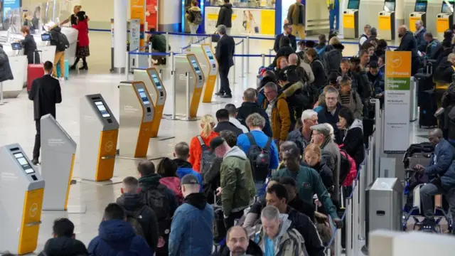 Очередь на пограничный контроль в аэропорту Франкфурта (архивное фото от 5 августа 2024 г.)