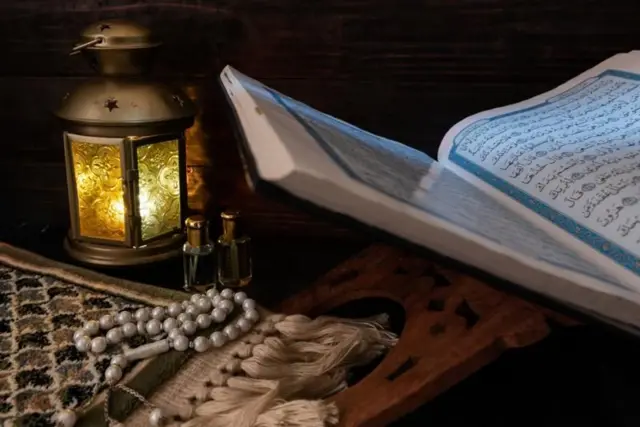 المصحف مع فانوس رمضان