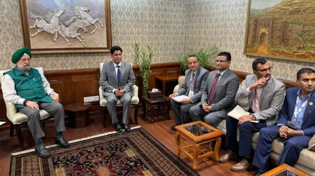 नेपाली टोलीसँग भारतका पेट्रिलियममन्त्री 