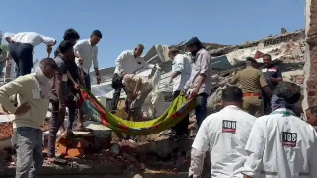 জানা গিয়েছে, বিস্ফোরণের তীব্রতা এতটাই ছিল যে কারখানার একাংশ ভেঙে পড়ে এবং অনেকে তার নিচে চাপা পড়ে যান।