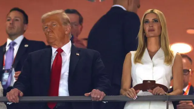 Дональд Трамп разом із донькою Іванкою під час Super Bowl 2025