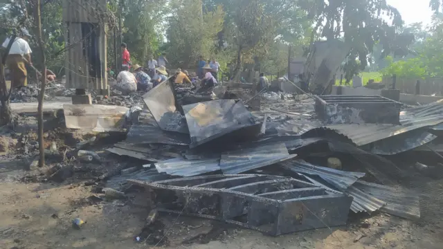 မီးရှို့ခံရပြီး အပျက်အစီးတွေကို ရှင်းလင်းနေတဲ့ ဒေသခံတွေ 