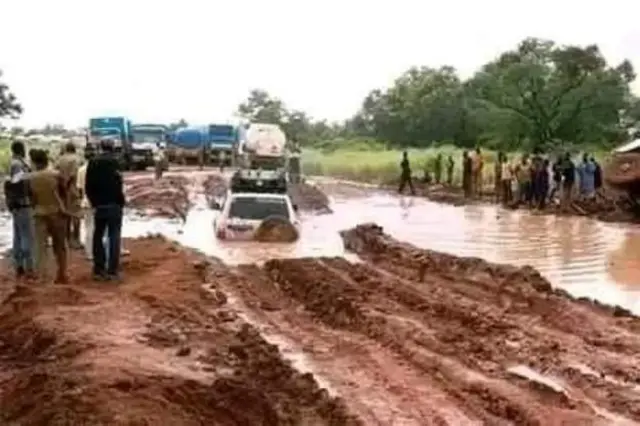 Amakamyo arenga 1,000 atwaye ibiribwa yaheze mu mayira kubera imihanda mibi