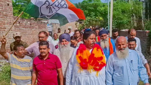 जम्मू कश्मीर विधानसभा चुनावों के लिए प्रचार में लगे कांग्रेस नेता और कार्यकर्ता