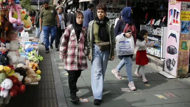 तेहरान के बाज़ार में मौजूद लोग