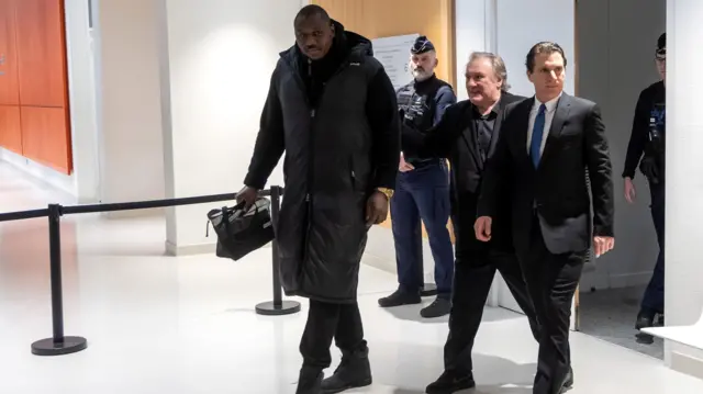 Gérard Depardieu, flanqué de son garde du corps Massika et de son avocat