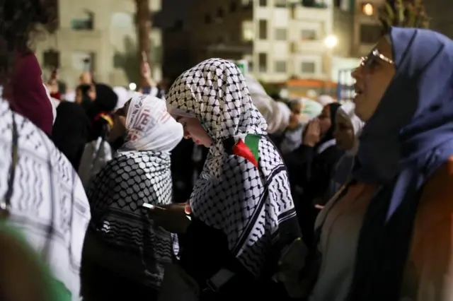 रफाहमा भएको इजरेली हवाई आक्रमणको विरोधमा आयोजित प्रदर्शनमा सहभागी प्यालेस्टिनीहरू