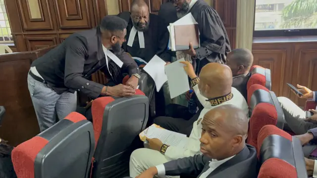 Nnamdi Kanu na ndị ọkaiwu ya na-agba izu tupu ikpe amalite n'ụbọchị Wenezde 21 Mee, 2025.