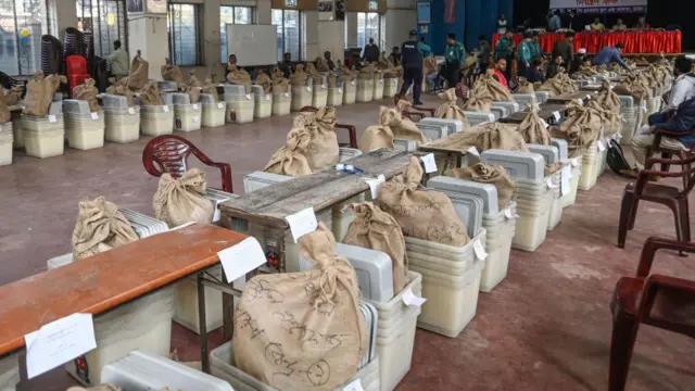  নির্বাচনী সরঞ্জাম পাঠানো হচ্ছে কেন্দ্রগুলোতে, তবে ব্যালট পেপার যাবে ভোটার দিনে সকালে। 