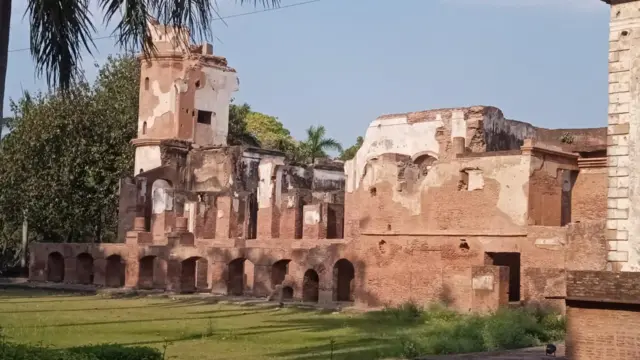 रेज़ीडेंसी की इमारत पर गोलियों के निशान अब भी देखे जा सकते हैं 
