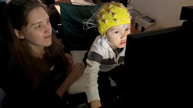 செல்போனில் வீடியோக்களை பார்ப்பது குழந்தைகளின் மூளையை எவ்வாறு பாதிக்கலாம்?