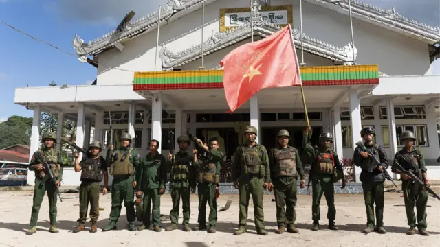 လားရှိုးမြို့တော်အခန်းမရှေ့မှာတွေ့ရတဲ့ MNDAA တပ်ဖွဲ့ဝင်များ