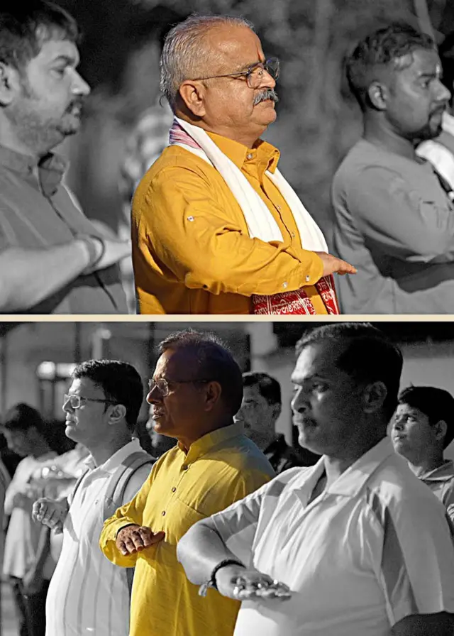 शाखा संपण्यापूर्वीच्या प्रार्थनेत आरएसएसचे प्रचारक वेद प्रकाश (वर) आणि रवित कुमार (खाली) दोघांनी पिवळ्या रंगाचे कपडे परिधान केलेले.