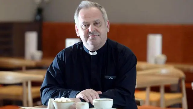 Andrew Hindley en una cafetería