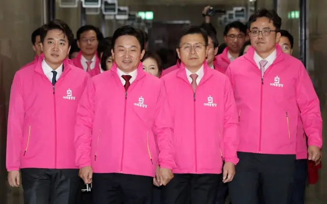 황교안 미래통합당 대표와 최고위원들이 2020년 2월17일 오후 서울 여의도 국회에서 열린 첫 최고위원회 회의에 참석하고 있다. 모두 분홍색 점퍼를 입고 있다.