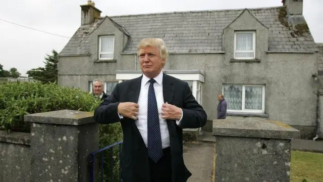 Donald Trump saliendo de la casa donde creció su madre, en Tong, en la isla escocesa de Lewis, en 2008. 