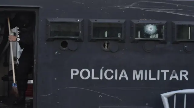 Rio'da kurşunlara hedef olan bir polis aracı